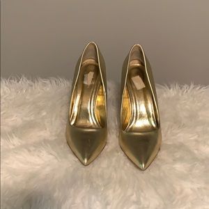 Gold pumps